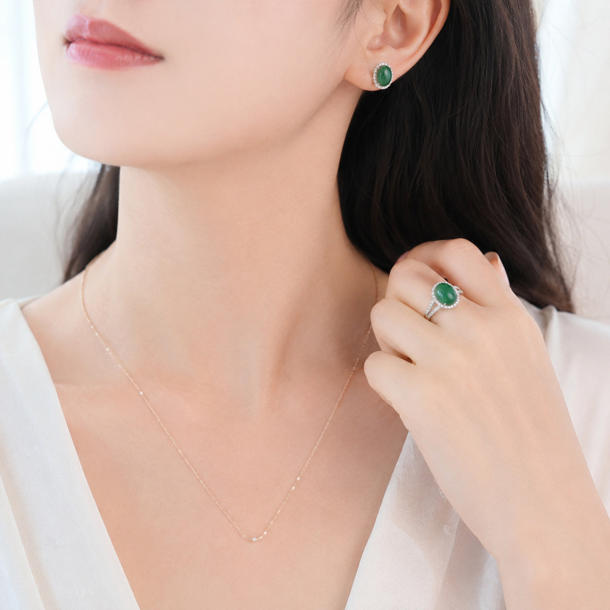 Deep Green Oval Halo Ring detail
