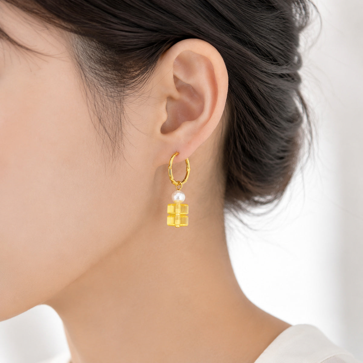 Golden Cube Pearl Earrings detail